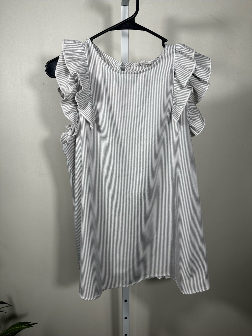 H1. Hailey & Co Gray White Striped Ruffle Sleeve Blouse Medium Made in USA